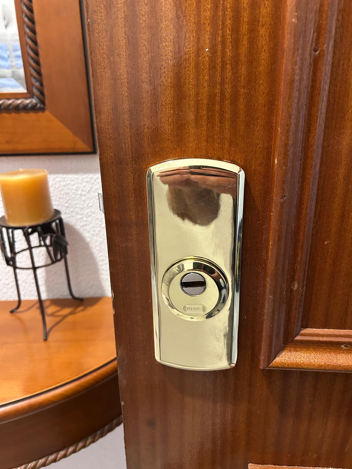 Escudo de seguridad con placa